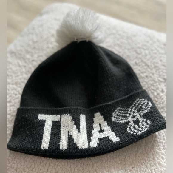 TNA toque - Picture 1 of 1